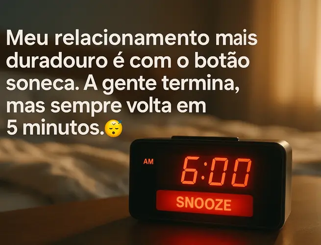Despertador marcando 6h com botão “snooze”, humor sobre preguiça matinal.